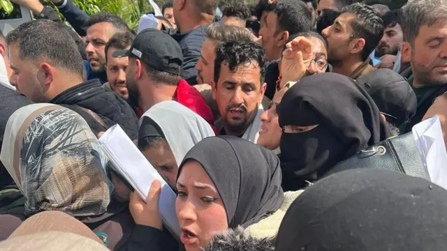 Orang-orang berkerumun di luar kantor Hala di Kairo berharap untuk memasukan nama anggota keluarga mereka dalam daftar evakuasi