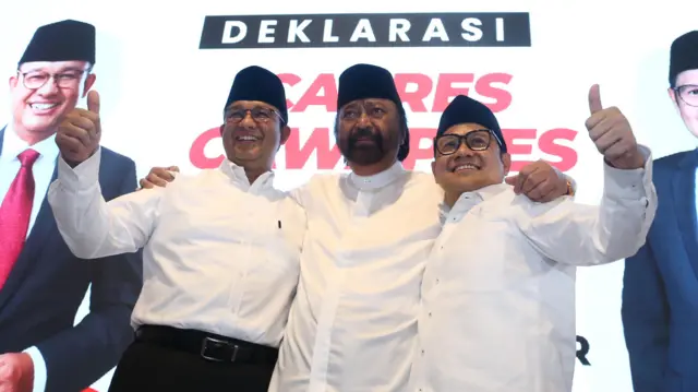 Ketua Umum Partai Nasdem Surya Paloh (tengah) berangkulan dengan bakal calon presiden Anies Baswedan (kiri) dan bakal calon wakil presiden Muhaimin Iskandar (kanan) saat Deklarasi Capres-Cawapres 2024 di Hotel Majapahit, Surabaya, Jawa Timur, Sabtu (2/9/2023). 