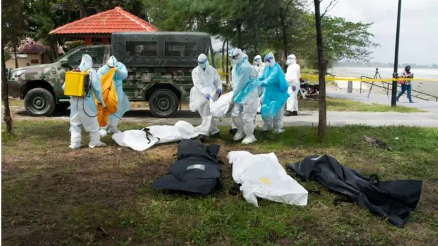 Evakuasi jenazah calon PMI nonprosedural yang tewas saat kapal kayu yang digunakan secara ilegal ke Johor Bahru, Malaysia, tenggelam.