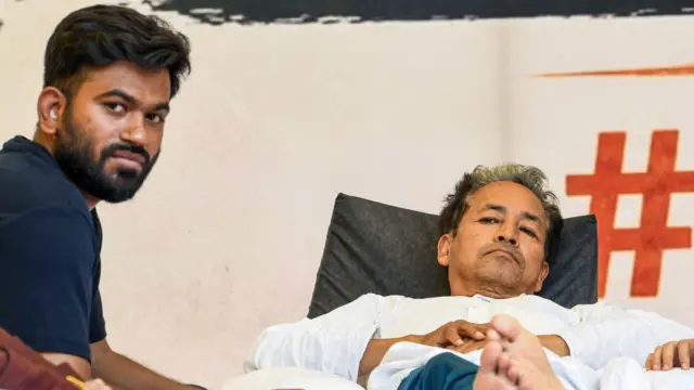 सोनम वांगचूक यांचे आंदोलन सुरू असताना अभिजीत दिपके यांच्याबरोबर.