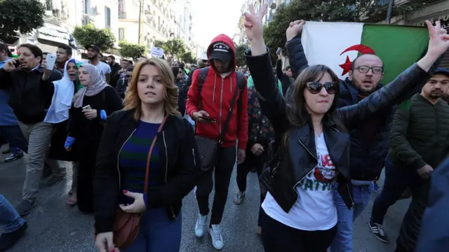 متظاهرات جزائريات