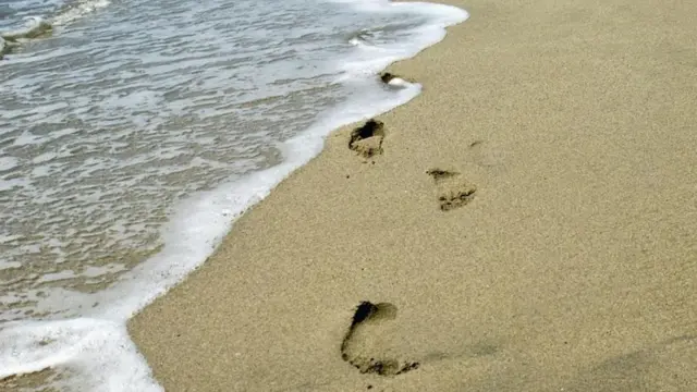 أثار اقدام على الشاطئ