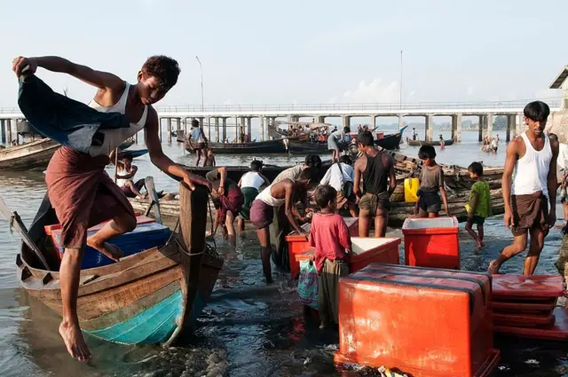 ပင်လယ်ငါးဖမ်းလုပ်ငန်းဟာ ရခိုင်ပြည်သူတွေအတွက် အဓိက အသက်မွေးဝမ်းကြောင်းတစ်ခုဖြစ်ပါ