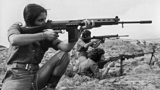 نساء من حزب الكتائب تتدربن على إطلاق النار أثناء حرب لبنان الأهلية 1975 - 1990