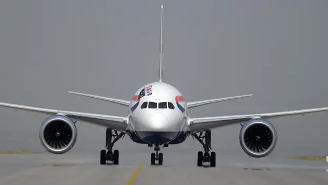 Un avión en una pista