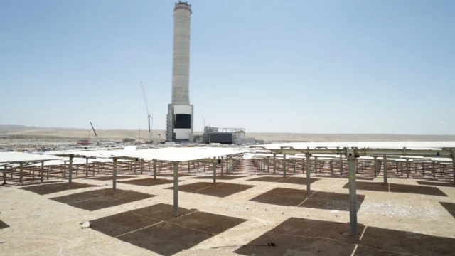 Espelhos e torre da Usinaestrela bet ganhar 5 reaisAshalim ao fundo