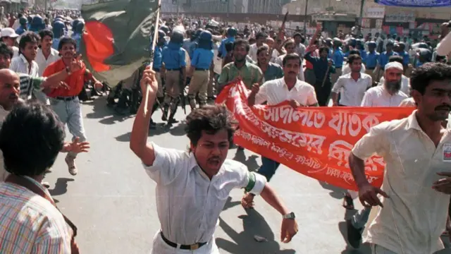 পুলিশের বাধা উপেক্ষা করে লাখ লাখ মানুষ সেদিনের সমাবেশে অংশ নিয়েছিলেন
