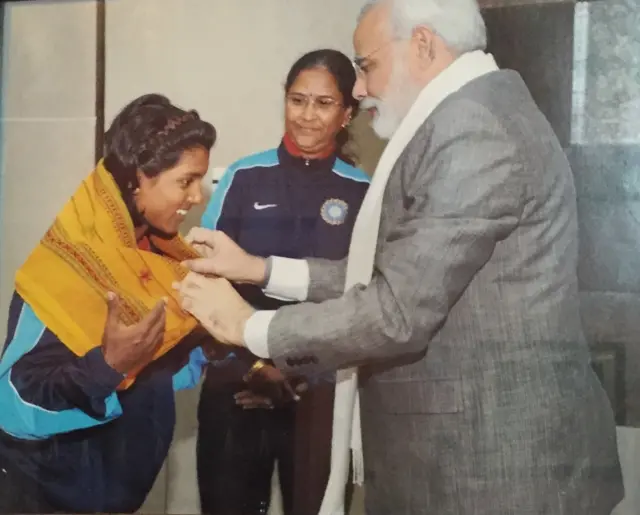 मोदी, पूनम राउत