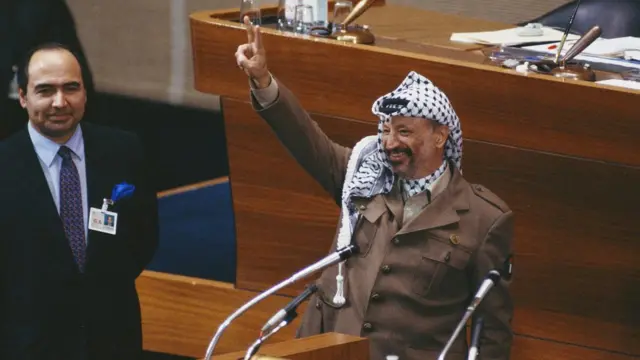 জাতিসংঘের সাধারণ পরিষদে ভাষণ দেবার সময় ইয়াসির আরাফাত