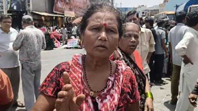सावित्री बाई कहती हैं कि पानी की वजह से उन्हें आंदोलन करने के लिए आना पड़ा है