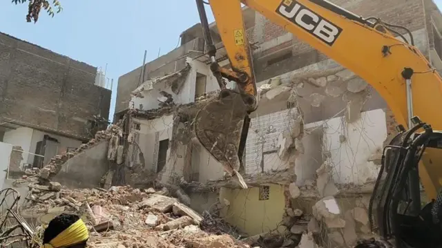 फहीम खानच्या घरावरील कारवाई