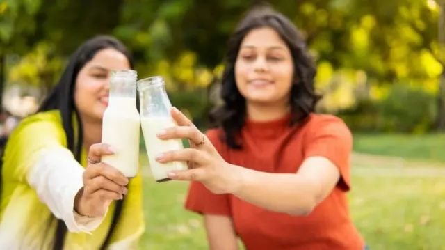 ए1 आणि ए2 मधील फरक बीटा-कॅसीन प्रोटीनवर आधारित आहे. हे दुधात आढळणारं एक प्रमुख प्रोटीन असतं
