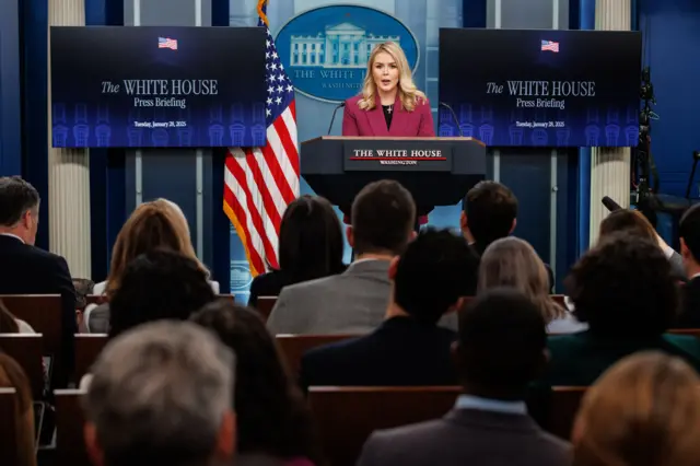 Karoline Leavitt'in 28 Ocak'ta Beyaz Saray'da düzenlediği ilk basın toplantısından bir fotoğraf.