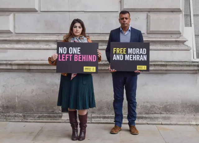 رکسان طاهباز با همراهی عفو بین‌الملل، حدود یکماه بعد از آزادی نازنین زاغری و انوشه آشوری در برابر ساختمان وزارت خارجه بریتانیا دست به اعتراض زد