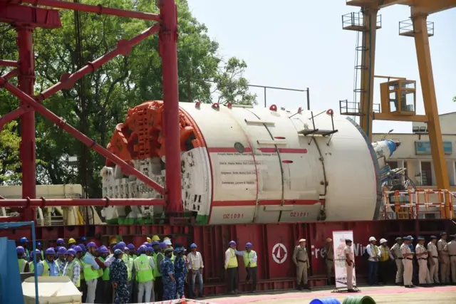 టన్నెల్ బోరింగ్ మెషీన్