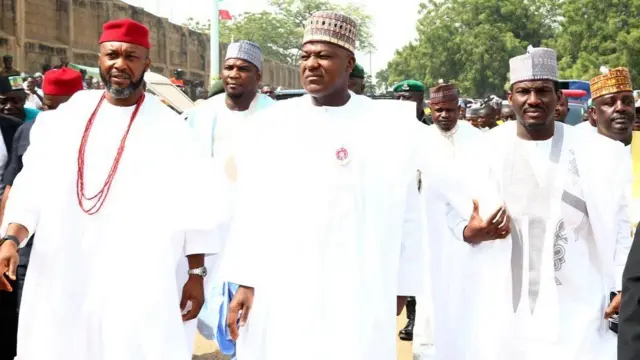 Kakakin majalisar wakilan Najeriya Yakubu Dogara (tsakiya) da sanata Nazifi Gamawa(dama) da kuma tsohon shugaban hukumar kare hadurra ta kasar, Osita Chidoka (hagu) wurin nadin sarautar Alhaji Atiku Abubakar