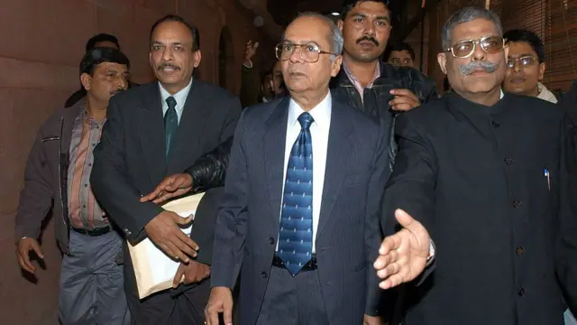 શીખવિરોધી તોફાનોનો રિપોર્ટ સબમિટ કરવા પહોંચેલા જસ્ટિસ નાણાવટી (મધ્યે)