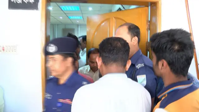 নরসিংদী শহর আওয়ামী লীগের নির্বাচনী প্রস্তুতি সভা থেকে বেরিয়ে আসছেন সদর থানার ওসি মো. সৈয়দুজ্জামান।