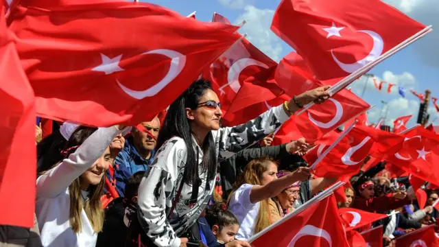 türk bayraklarıyla kalabalık