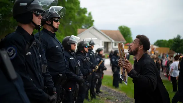 Chauvin'in Oakland'deki evinin önünde protesto gösterisi düzenlendi