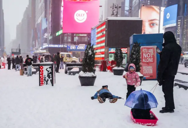 деца уживају на снегу у њујорку