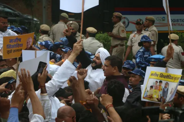 आप सांसद संजय सिंह और अन्य नेता