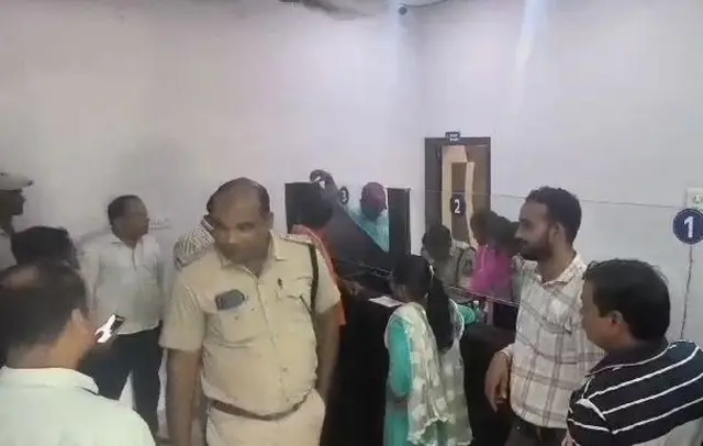 स्टेट बँक ऑफ इंडियाच्या बनावट शाखेचं भांडं असं फुटलं