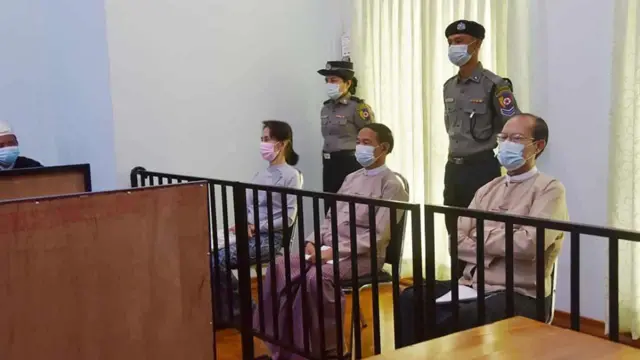 ဒေါ်အောင်ဆန်းစုကြည်၊ သမ္မတ ဦးဝင်းမြင့်နဲ့ နေပြည်တော်ကောင်စီနယ်မြေဥက္ကဋ္ဌဒေါက်တာမျိုးအောင်တို့ တရားရင်ဆိုင်တဲ့ပုံကို ၂၀၂၁ မေလက ထုတ်ပြန်ခဲ့ပါတယ်။