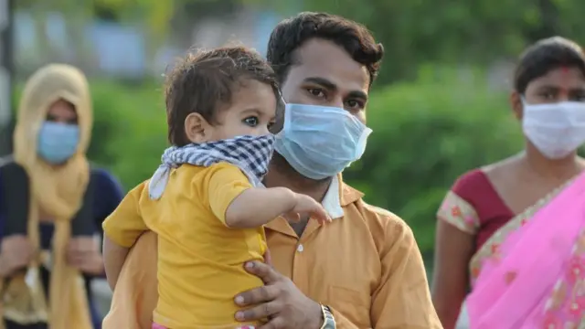 படம்: டெல்லியில் சிக்கிய புலம்பெயர்ந்த தொழிலாளர்கள் பலர் தங்கள் சொந்த ஊருக்கு நடந்து செல்கின்றனர்