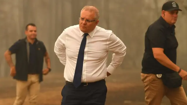 ஆஸ்திரேலிய பிரதமருடன் கைக்குலுக்க மறுத்த மக்கள் - ஏன் இந்த கோபம்?