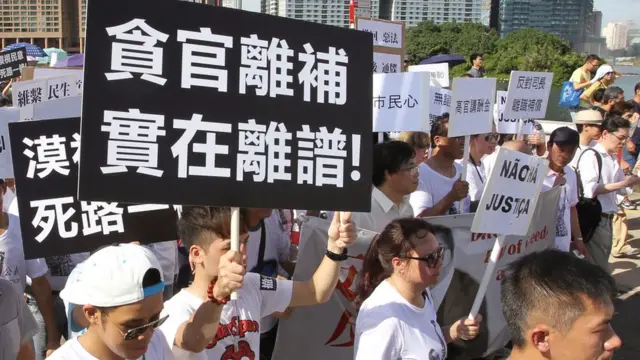 澳门5.27包围立法会示威中民众举起“反离补”标语牌(27/5/2014)