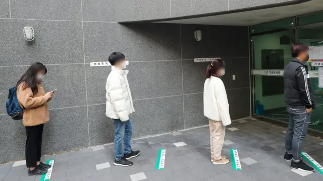 거리두기 방역수칙 준수하며 줄 서고 있는 유권자들