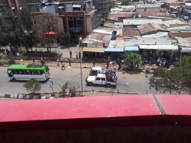 Koox dhallinyaro ah oo gaari saaran