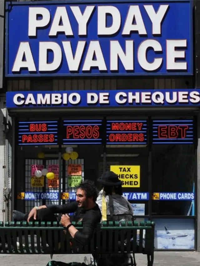 Los trabajadores que no disponen de cuentas bancarias acuden a cambiar sus cheques en negocios donde les cobran hasta 5% del monto total.