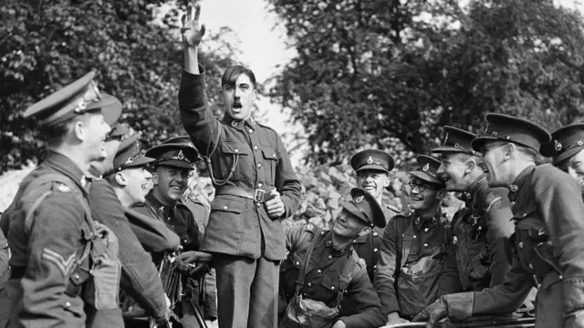 Британський солдат пародіює Адольфа Гітлера