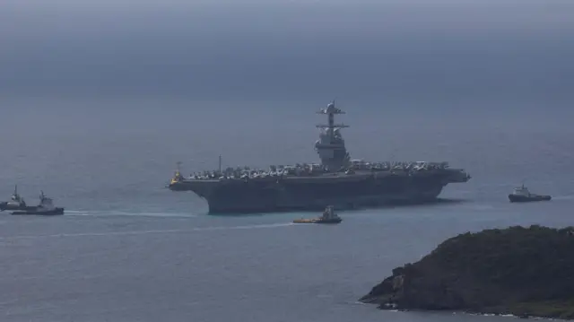 El portaviones más grande del mundo, USS Gerald R Ford, con aviones de combate en la cubierta, fotografiado cerca de una isla caribeña