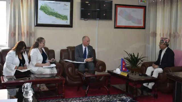 वन तथा वातावरणमन्त्री ऐनबहादुर शाहीसँगको भेटमा एमसीसीका कार्यवाहक उपाध्यक्ष जोन विङ्गलसहित अमेरिकी राजदूतावासका कर्मचारीहरू