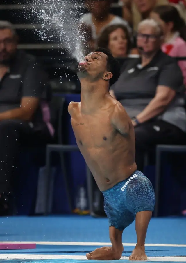 El nadador brasileño Gabrielzinho celebra una de sus victorias en estos Juegos Paralímpicos escupiendo por la boca agua hacia arriba.