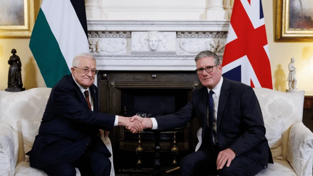 किएर स्टार्मर और महमूद अब्बास