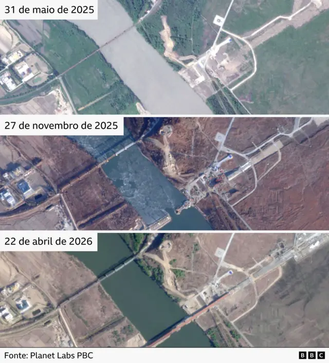 Três imagens de satélite mostrando a construção da ponte em 31 de maio de 2025, 27 de novembro de 2025 e 22 de abril de 2026.
