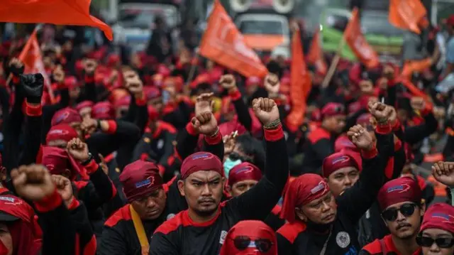 Buruh di Indonesia menggelar aksi unjuk rasa menentang UU Omnibus Law dan menuntut kenaikan upah minimum pada 24 Oktober 2024. 