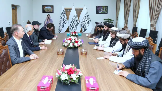 د طالبانو حکومتي چارواکي په کابل کې د امریکا له استازو سره د لیدنې پر مهال