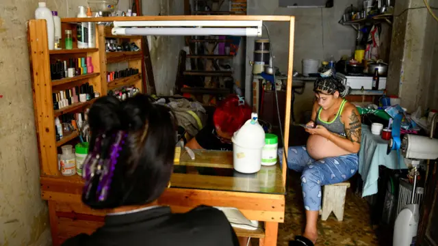 Маникюрный салон в Гаване во время пятничного блэкаута