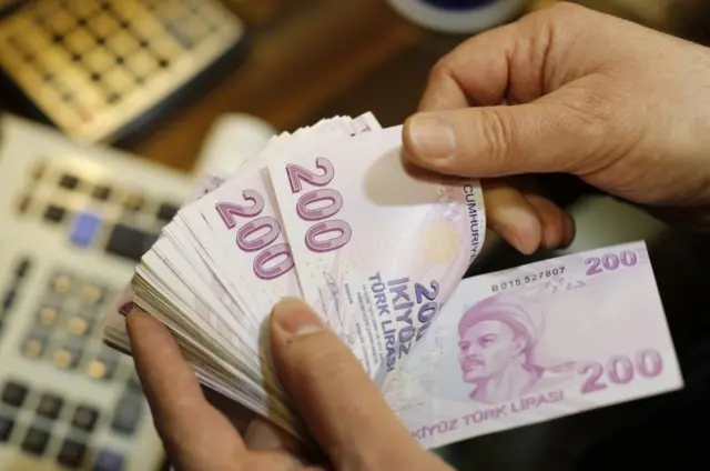 200 TL'lik banknotlar sayılırken