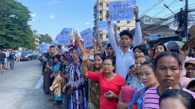 အင်းစိန်ထောင်ရှေ့ လွတ်ငြိမ်းအကျဥ်းသားတွေကိုစောင့်မျှော်နေကြသူများ