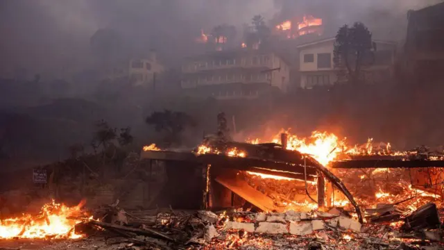 Палаючі будинки біля пляжу в Малібу, 8 січня 2025 року