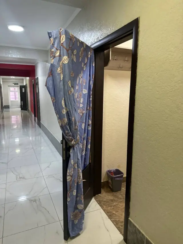 Жаалданган топ жатаканага чейин кирип барды