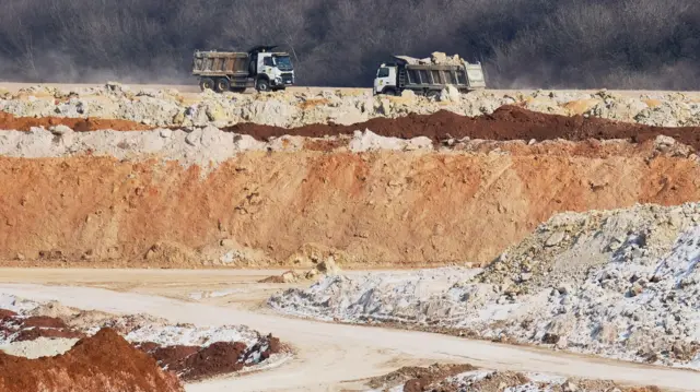 تحميل معادن في شاحنات في منجم في منطقة دونيتسك في أوكرانيا