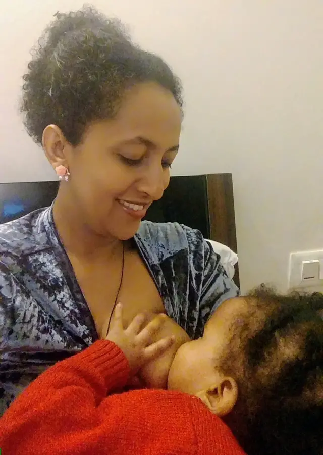 ሮዝ ልጇን ስታጠባ