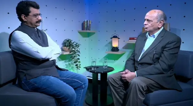 ज्येष्ठ विचारवंत, साहित्यिक आणि भाषा-अभ्यासक डॉ. गणेश देवी यांच्यासोबत बीबीसी मराठीचे संपादक अभिजीत कांबळे